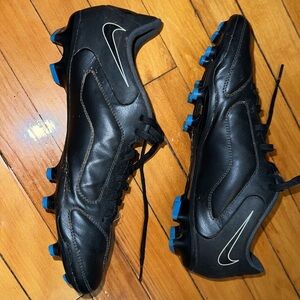 Nike tiempo soccer cleats men
Size 10.5